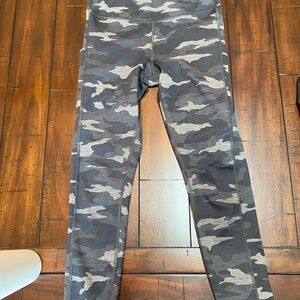 Athleta Womens gray Camo 7/8 tight